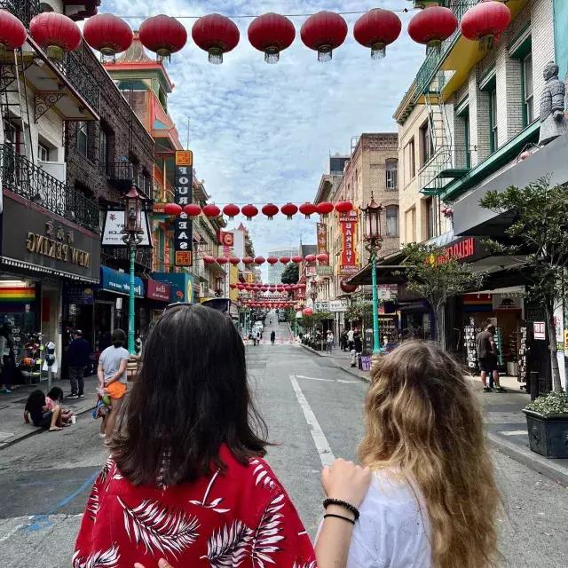 Ladies looking down Grant Street in 唐人街