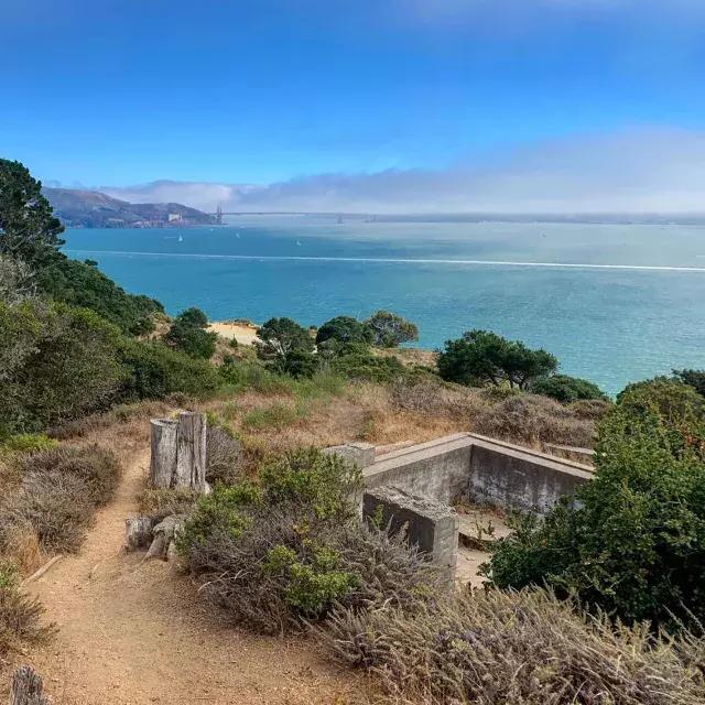 Campground at Angel Isl和 State Park, overlooking the San Francisco Bay 和 金门大桥